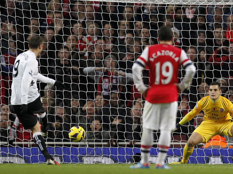 Fulham take the lead when Bryan Ruiz is brought down in the box under a challenge from Arteta. Berbatov calmly rolls the ball home from the spot.