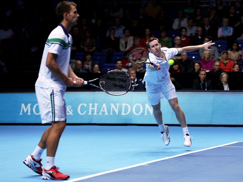 Wimbledon champions Nielsen and Marray are quickly into their stride and take the first set 6-4.