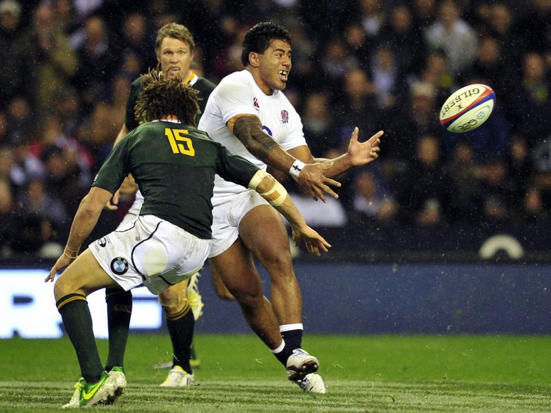 Manu Tuilagi offloads in a hurry