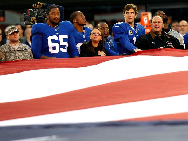The New York Giants paid tribute to Hurricane Sandy first responders before their clash with the Steelers