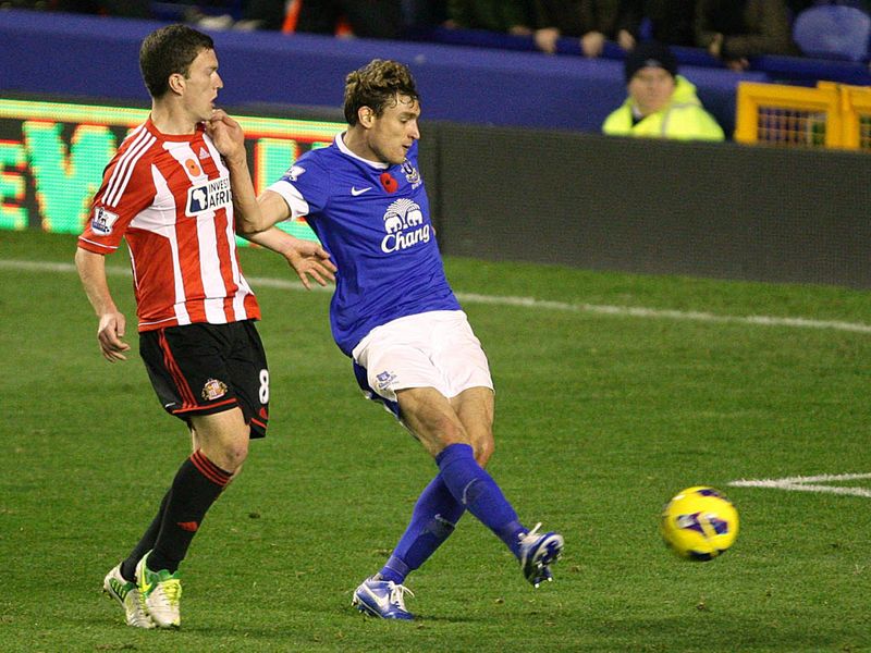 Two minutes later The Toffees go in front when Marouane Fellaini backheels the ball through to Nikica Jelavic who finds the net from close range.