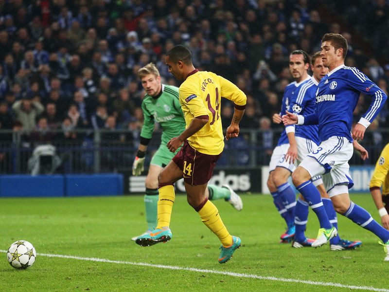 Theo Walcott latched on to a loose ball to give Arsenal the lead at Schalke