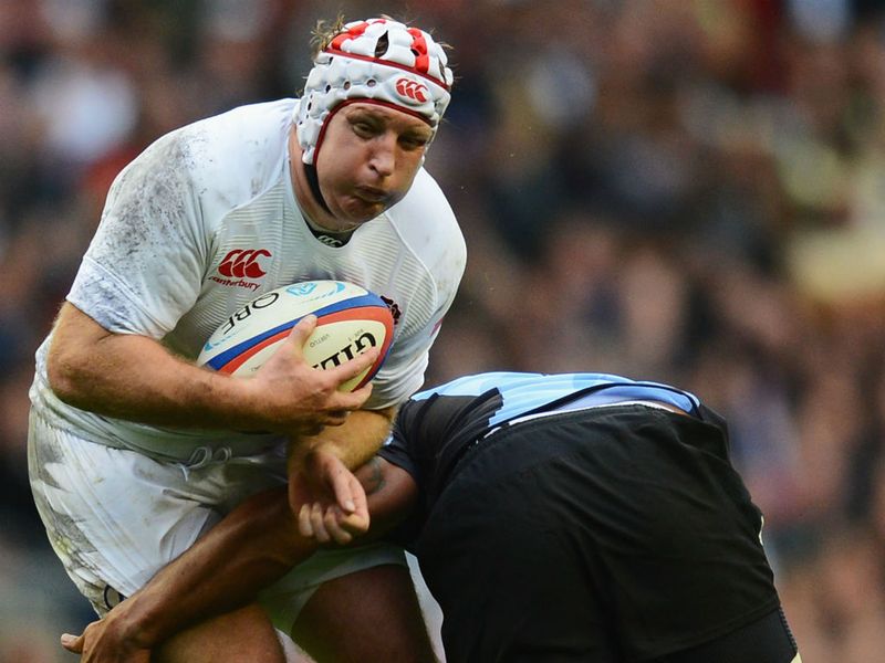 Thomas Waldrom ships a tackle