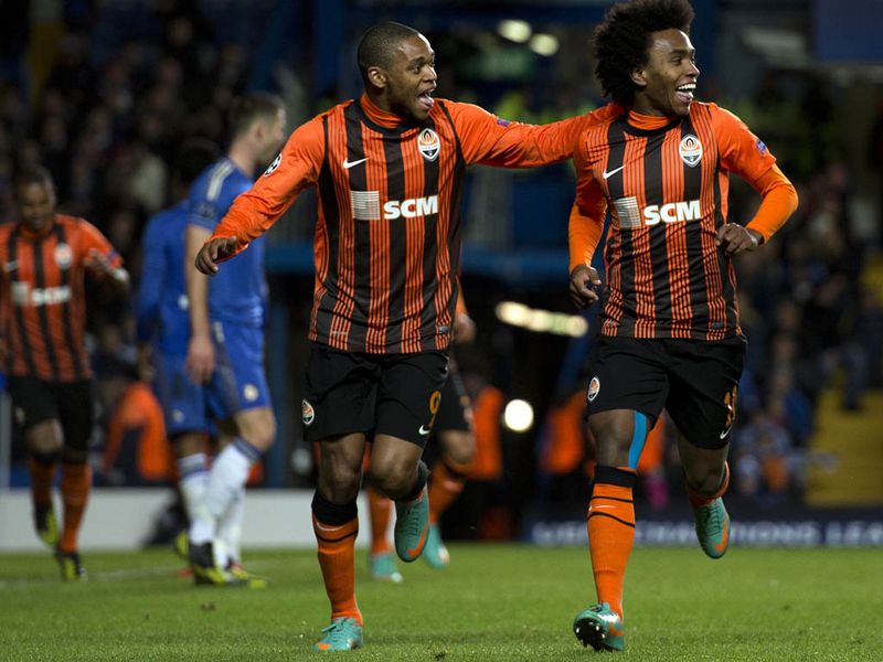 However Shakhtar Donetsk were level within a few minutes when Willian (r) drilled the ball home from near the penalty spot.
