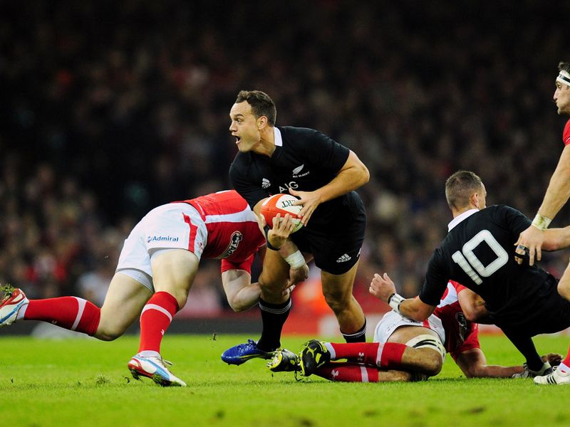 Israel Dagg ships the ball out...