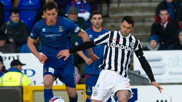Gary Warren and Steven Thompson: Battling for the ball