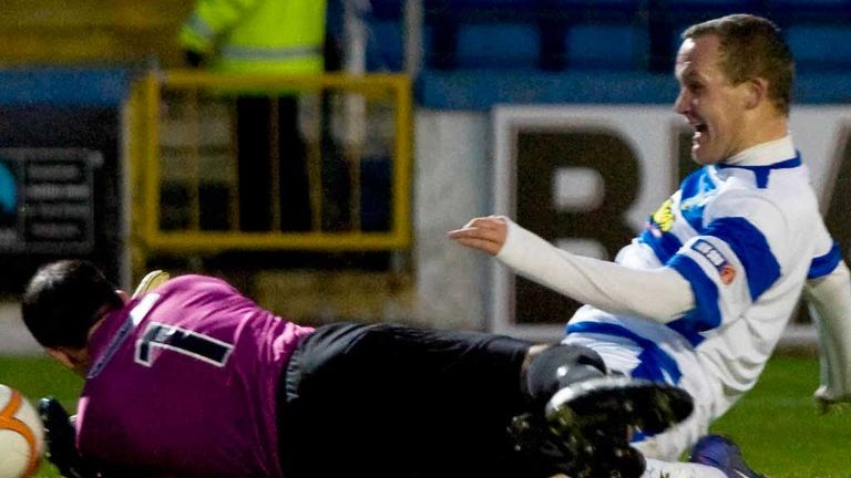 Peter Weatherson (right) puts Morton 3-1 ahead