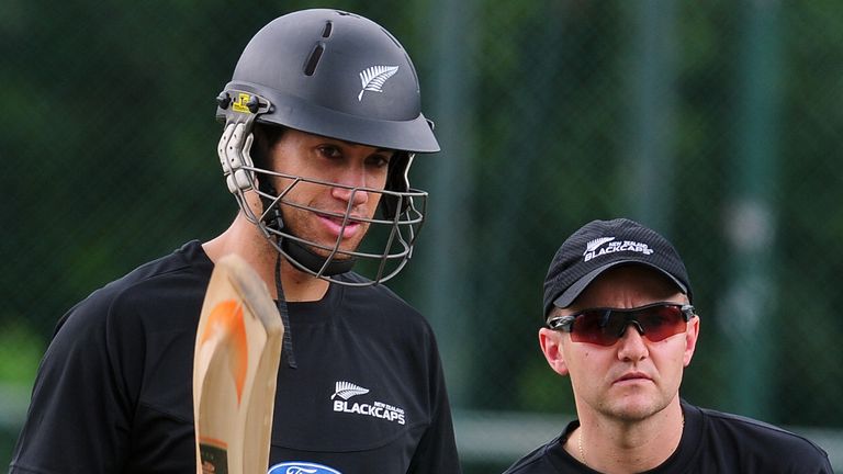 Ross Taylor (L) has agreed to return to play for coach Mike Hesson (R)