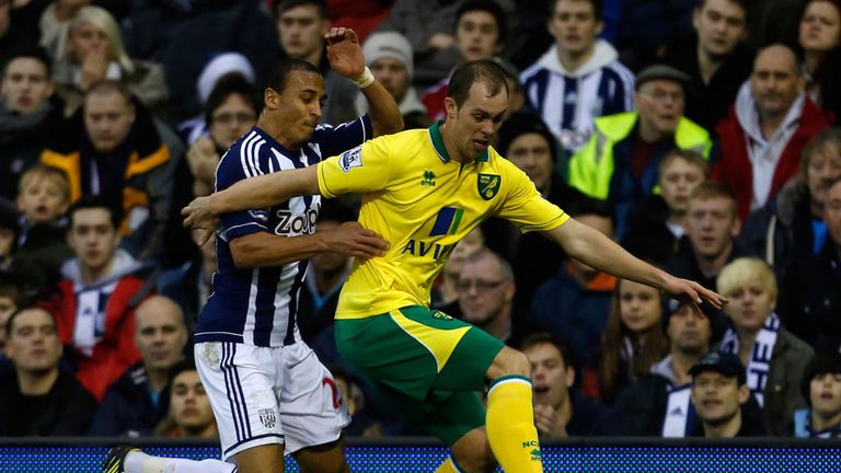 Peter Odemwingie (L) battles for the ball with Steven Whittaker
