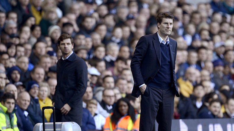 Michael Laudrup: Accused Mike Dean of "poor refereeing" after play carried on with striker Michu down injured.