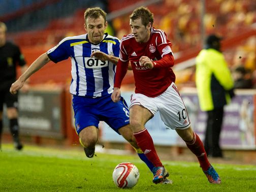 Liam Kelly and Niall McGinn battle for the ball