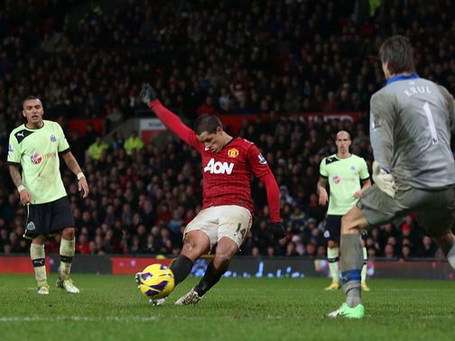 Javier Hernandez scores a last-gasp winner