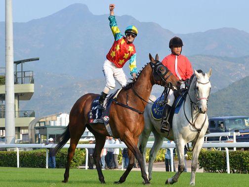 Zac Purton celebrates after winning aboard Ambitious Dragon