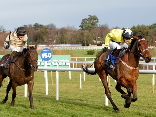 Anonis draws clear to win the maiden hurdle