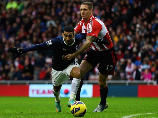 Aaron Lennon tries to wriggle clear