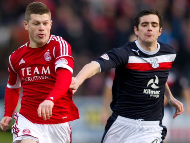 Cameron Smith and Stephen O'Donnell vie for the ball