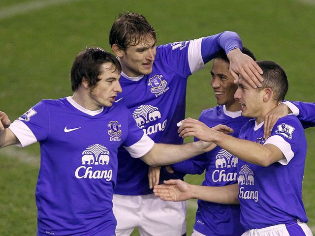 Everton players congratulate Osman