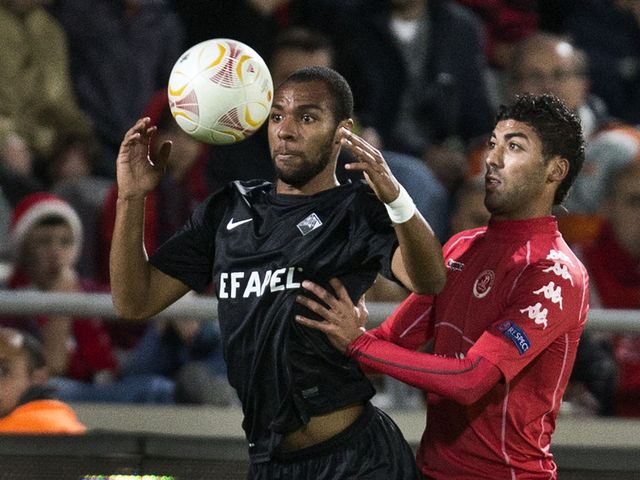 Wilson Eduardo holds off Iyad Khutaba