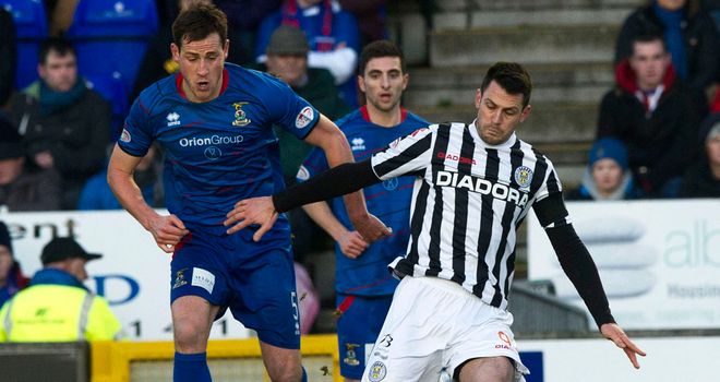 Gary Warren and Steven Thompson: Battling for the ball