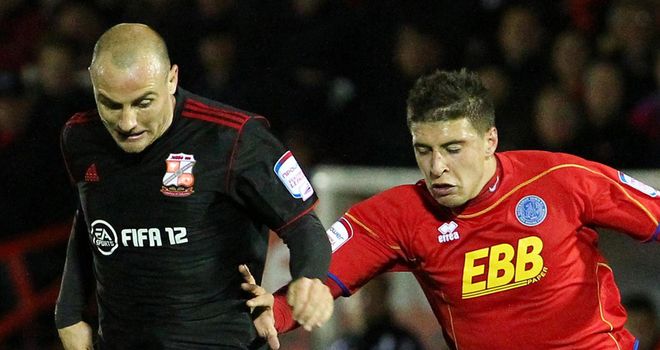 Adam Mekki (r): Pushing for a start