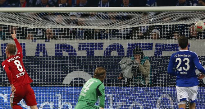 Jan Rosenthal (l) finds the back of the Schalke net