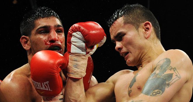 Marcos Maidana (R) lost a war with Amir Khan in 2010
