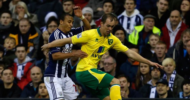 Peter Odemwingie (L) battles for the ball with Steven Whittaker