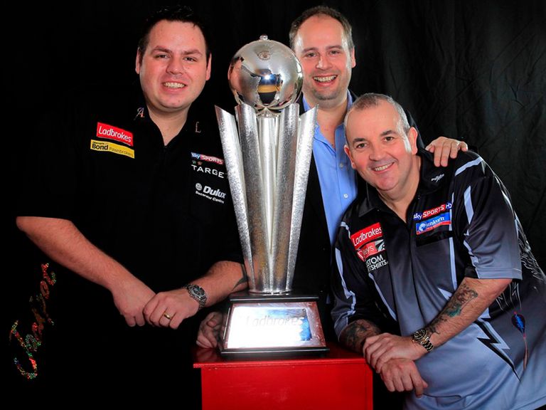 Lewis and Taylor pose with the 'Sid Waddell Trophy' (Lawrence Lustig/PDC)
