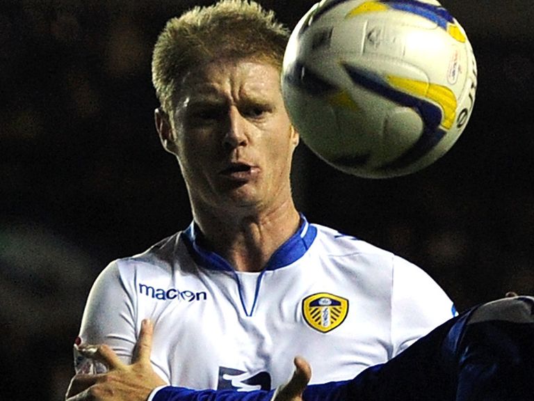 Alan Tate: Leeds loan extended