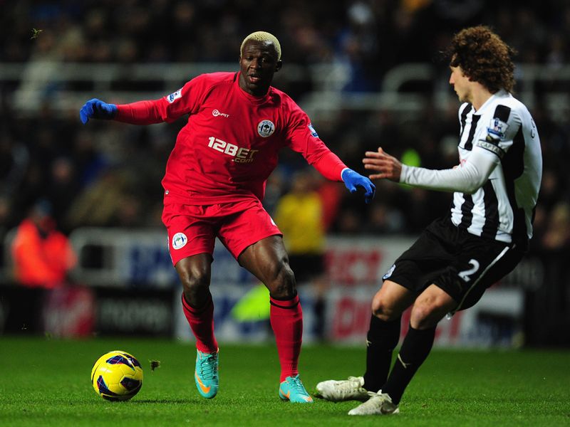 Arouna Kone looked to find space.