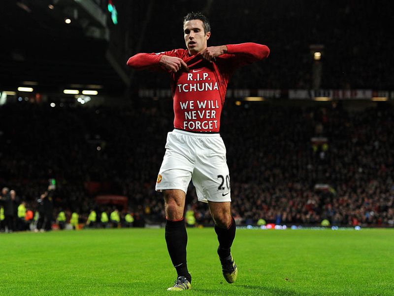 The Dutchman displays a message written on his shirt after finding the net.