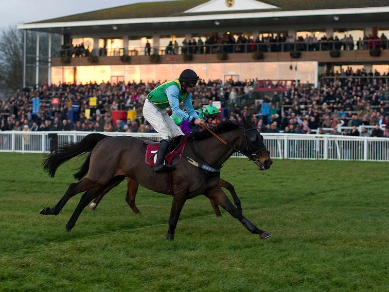 The last race ever to be run at Folkestone is won by Quartz Du Montceau...