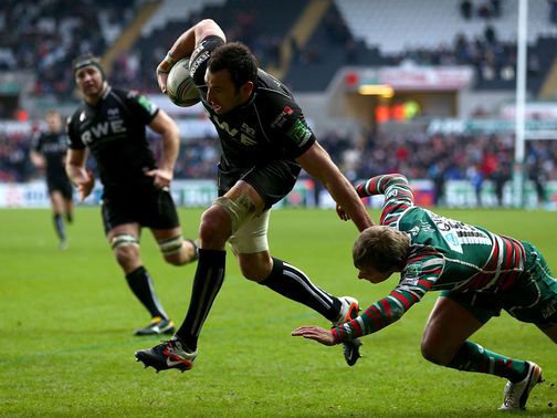 Joe Bearman avoids Mathew Tait to score for Ospreys