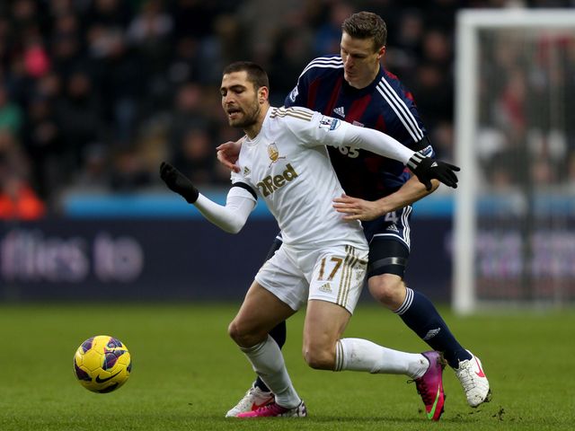 Itay Shechter holds off Robert Huth
