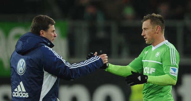 Dieter Hecking celebrates the victory with Ivica Olic