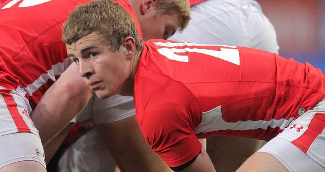 Jonathan Evans: Dragons scrum-half signs new deal