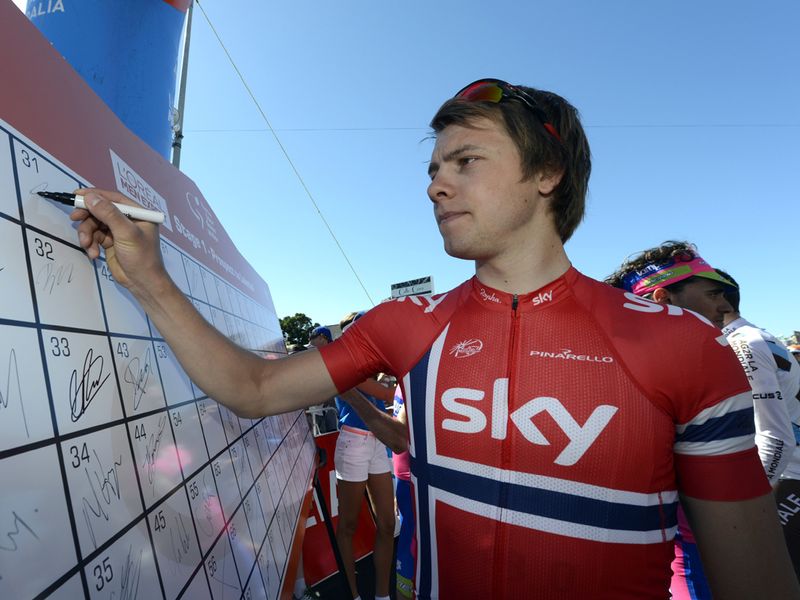 Edvald Boasson Hagen signs in ahead of the start
