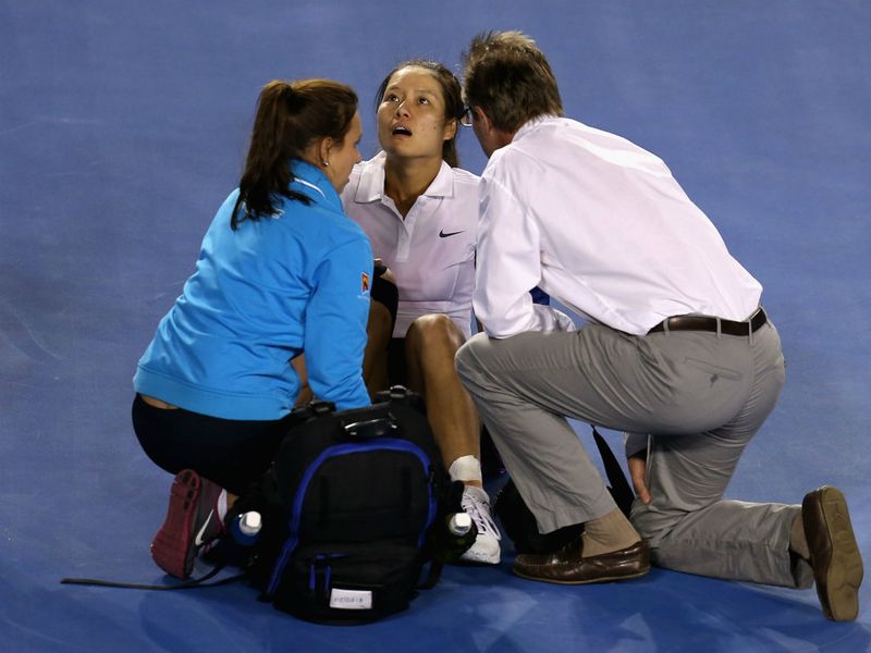 Li took another tumble in the third, banging her head on the hard floor