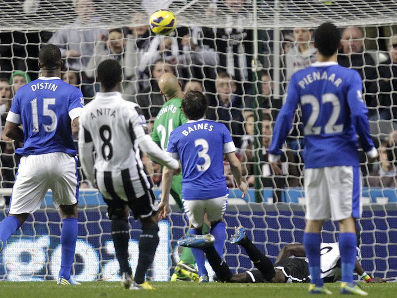 A grounded Papiss Cisse gives the Magpies the lead
