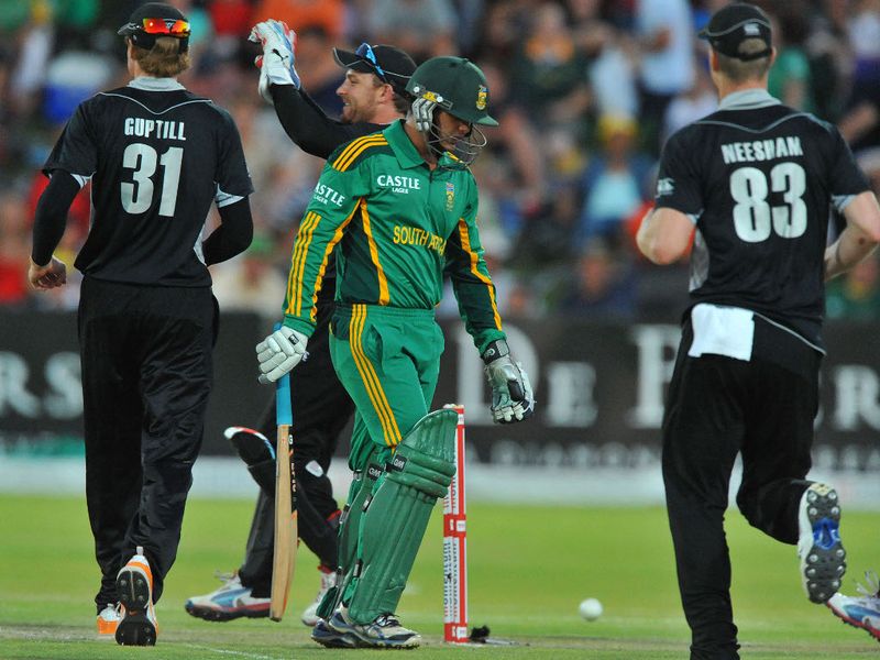 Quinton de Kock was bowled by Kyle Mills for 25.