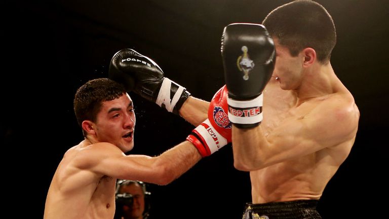 Andrew Selby (l) en route to victory over Meirbolat Toitov