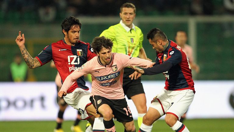 Diego Fabbrini takes on Juan Manuel Vargas
