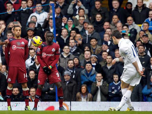 Gareth Bale opens the scoring with this free kick&nbsp;