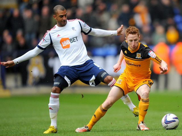 David Ngog and Stephen Quinn battle for the ball