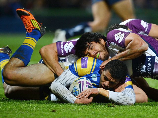Kallum Watkins goes in for a Rhinos try