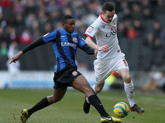 Kelvin Etuhu and Shaun Williams tangle.