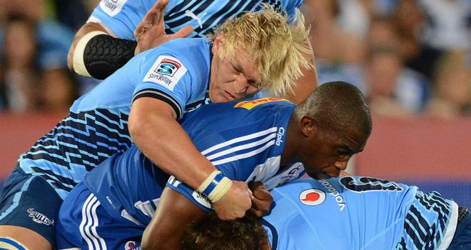 Dewald Potgieter attempts to stop Siya Kolisi in the clash with the Stormers