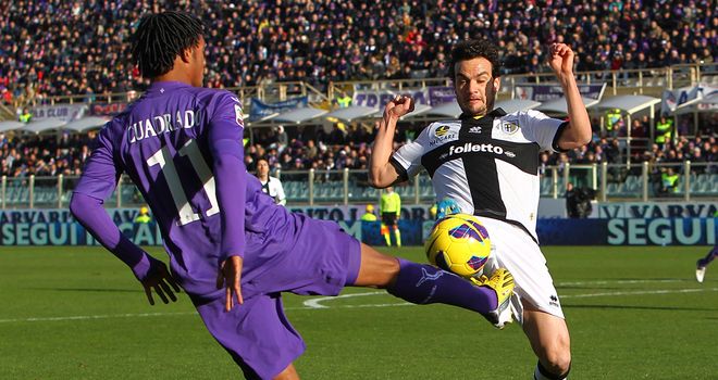 Cuadrado tries to fire the ball away from Parolo.