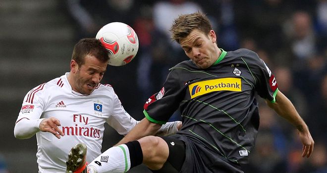 Rafael van der Vaart secured victory for Hamburg.