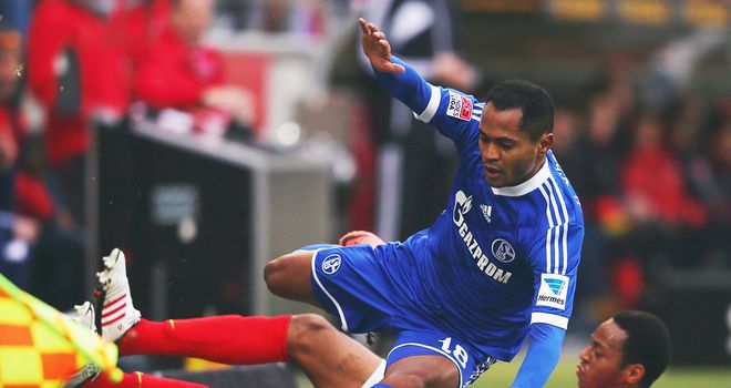 Raffael and Junior Diaz tangle.